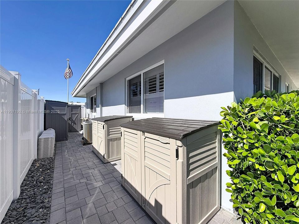 Active With Contract: $699,999 (2 beds, 2 baths, 1303 Square Feet)