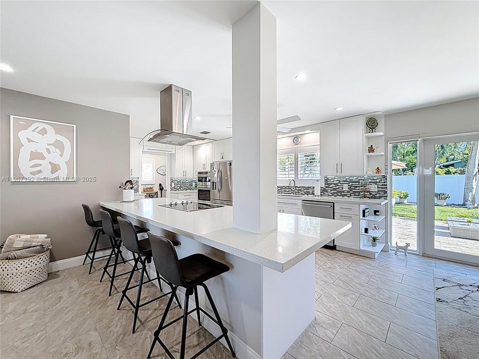 Active With Contract: $699,999 (2 beds, 2 baths, 1303 Square Feet)