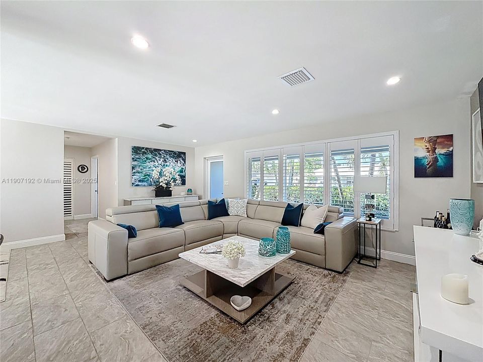 Active With Contract: $699,999 (2 beds, 2 baths, 1303 Square Feet)