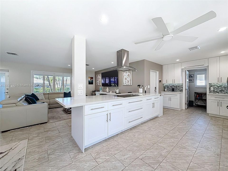 Active With Contract: $699,999 (2 beds, 2 baths, 1303 Square Feet)