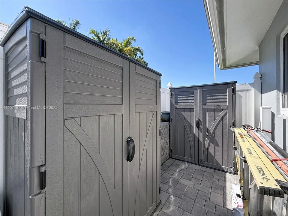 Active With Contract: $699,999 (2 beds, 2 baths, 1303 Square Feet)