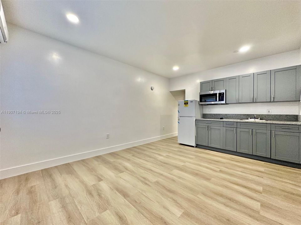 Recently Rented: $1,700 (1 beds, 1 baths, 650 Square Feet)