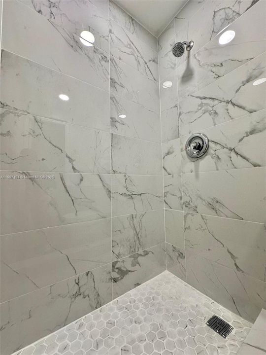 Recently Rented: $1,700 (1 beds, 1 baths, 650 Square Feet)