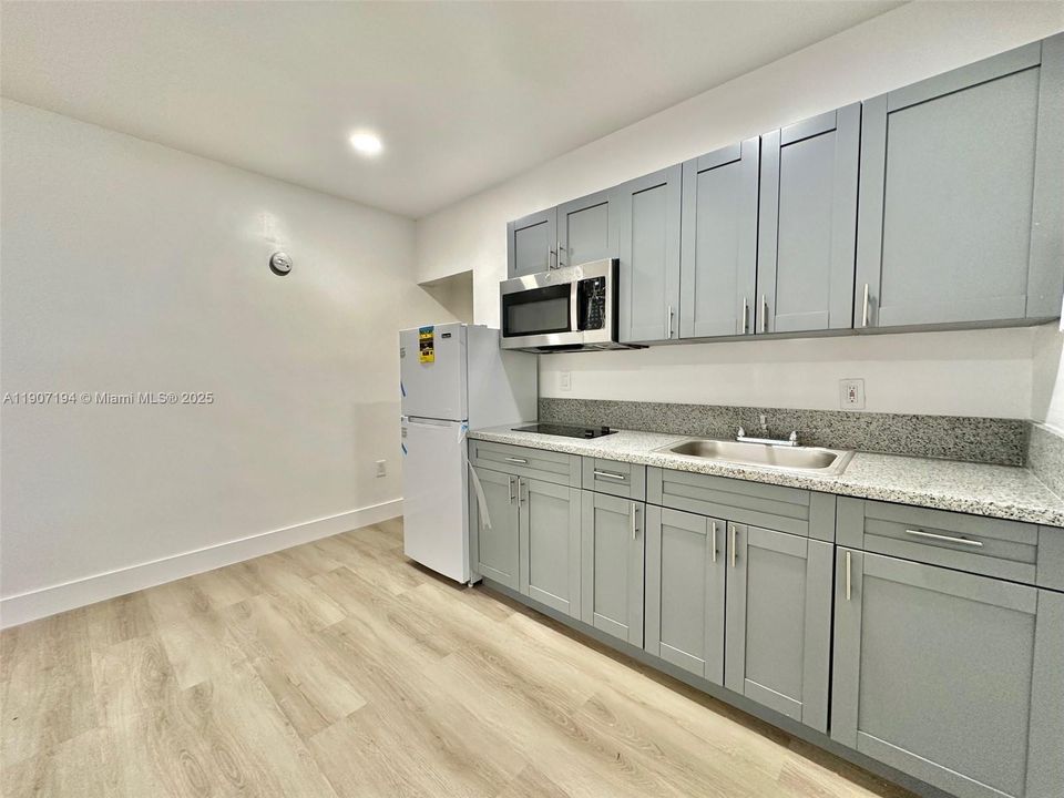 Recently Rented: $1,700 (1 beds, 1 baths, 650 Square Feet)