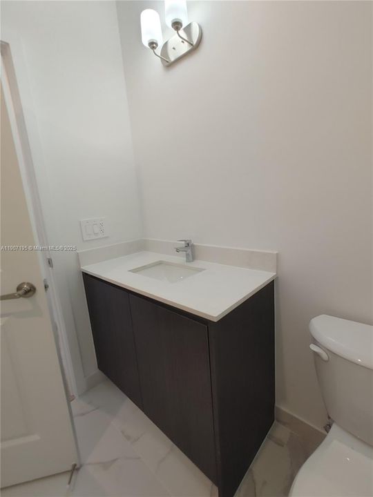 Под контрактом: $2,600 (3 спален, 2 ванн, 1718 Квадратных фут)