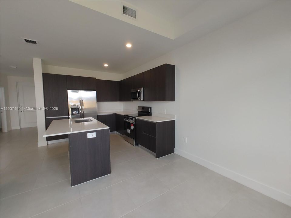 Под контрактом: $2,600 (3 спален, 2 ванн, 1718 Квадратных фут)