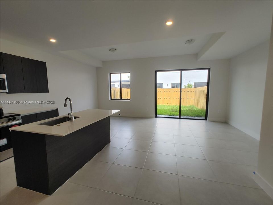 Под контрактом: $2,600 (3 спален, 2 ванн, 1718 Квадратных фут)