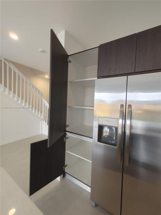 Под контрактом: $2,600 (3 спален, 2 ванн, 1718 Квадратных фут)