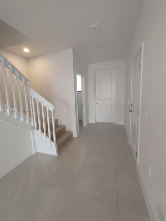 Под контрактом: $2,600 (3 спален, 2 ванн, 1718 Квадратных фут)