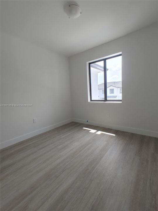 Под контрактом: $2,600 (3 спален, 2 ванн, 1718 Квадратных фут)