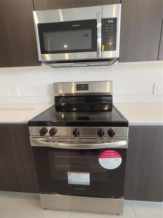 Под контрактом: $2,600 (3 спален, 2 ванн, 1718 Квадратных фут)