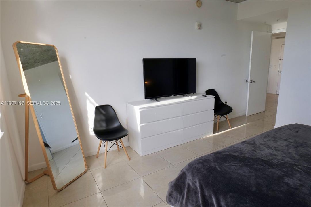 For Sale: $499,000 (1 beds, 1 baths, 755 Square Feet)