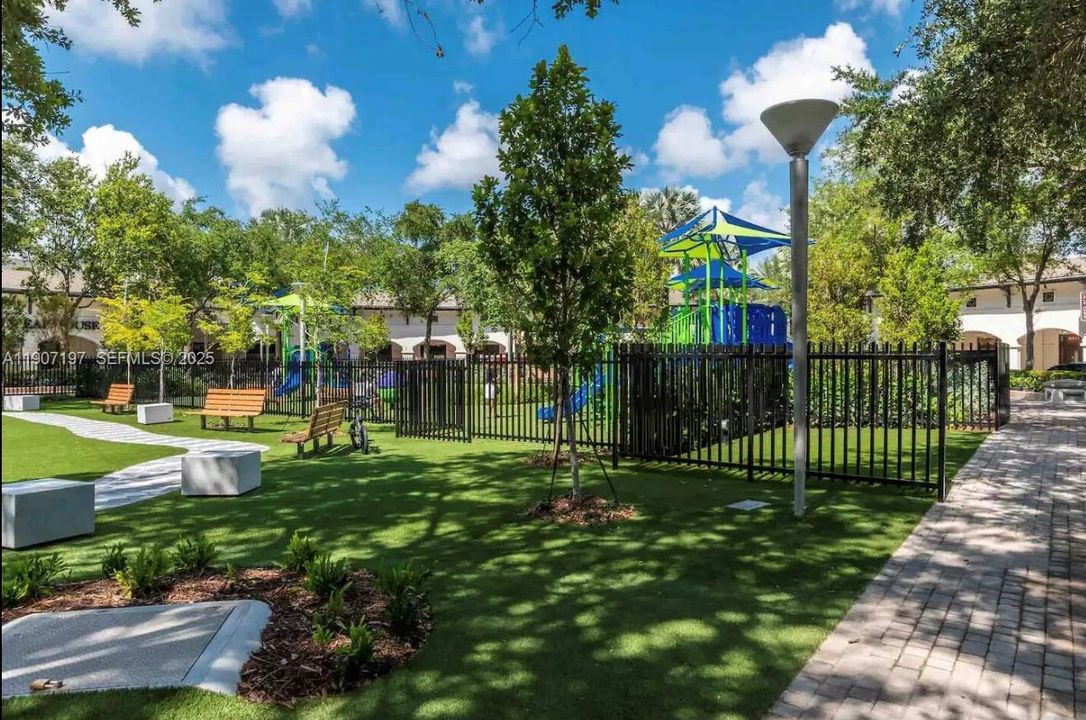 For Sale: $499,000 (1 beds, 1 baths, 755 Square Feet)