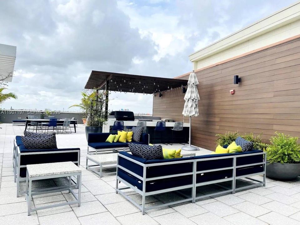 For Sale: $499,000 (1 beds, 1 baths, 755 Square Feet)