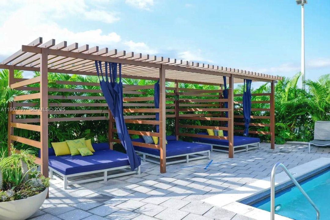 For Sale: $499,000 (1 beds, 1 baths, 755 Square Feet)