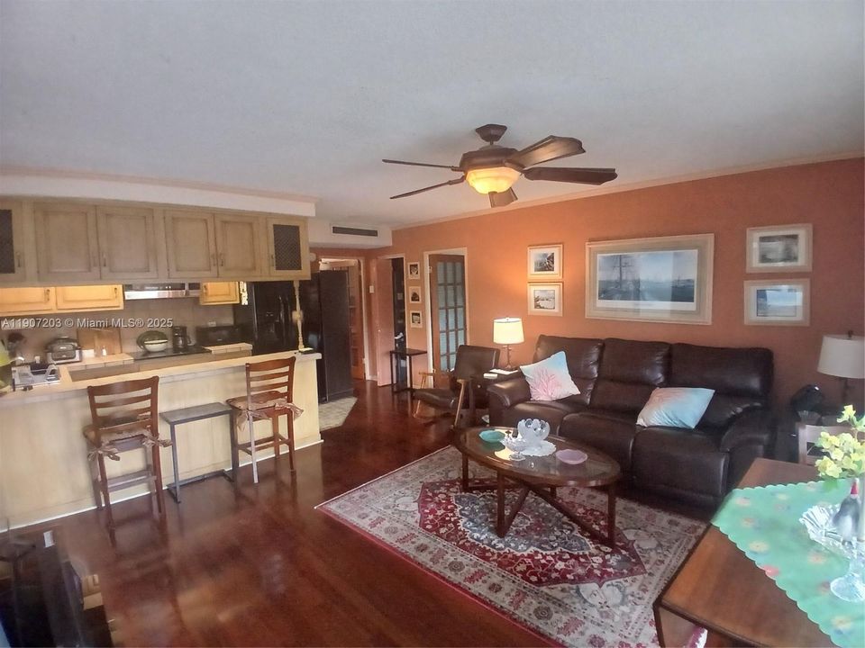 На продажу: $310,000 (2 спален, 2 ванн, 850 Квадратных фут)