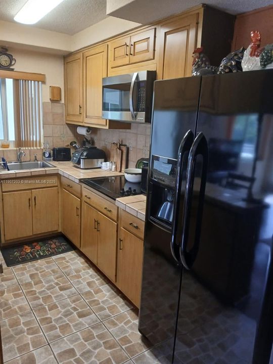 На продажу: $310,000 (2 спален, 2 ванн, 850 Квадратных фут)