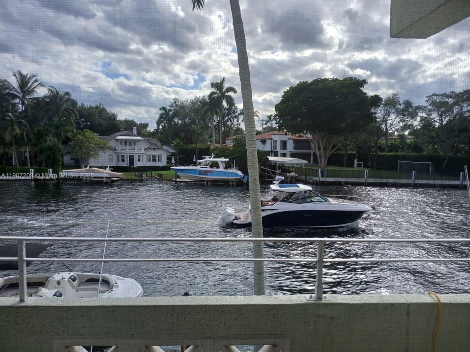 На продажу: $310,000 (2 спален, 2 ванн, 850 Квадратных фут)