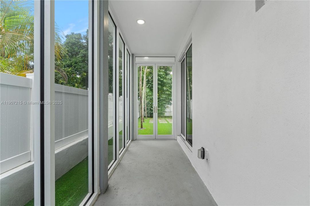 合同活跃: $3,300 (2 贝兹, 2 浴室, 1387 平方英尺)