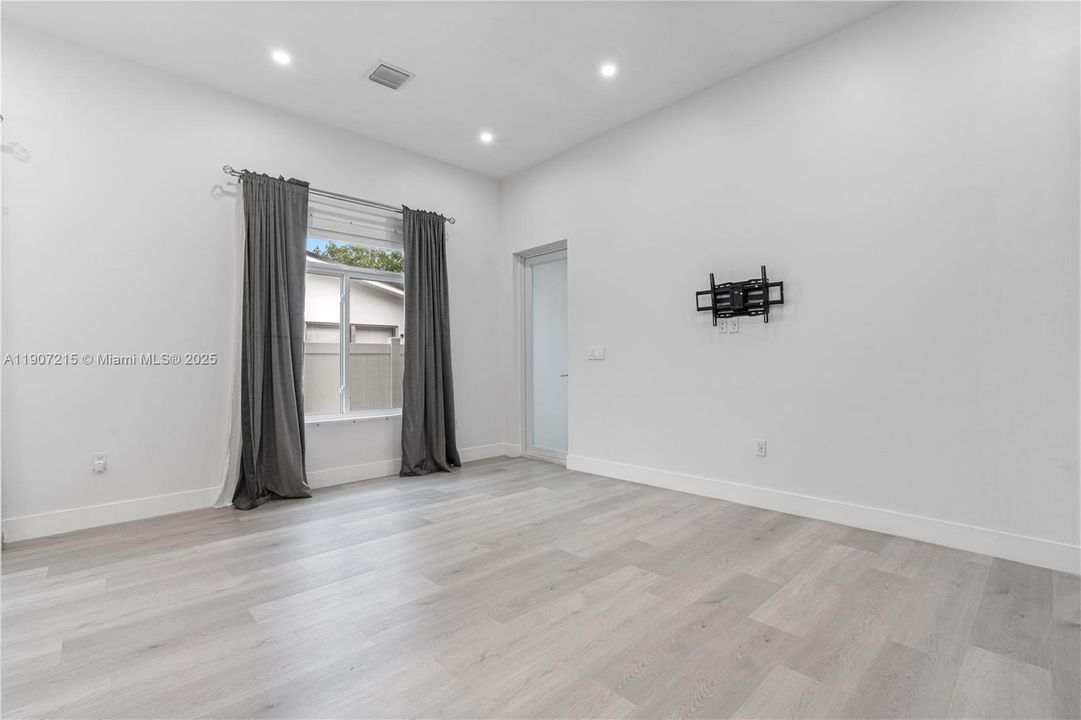 合同活跃: $3,300 (2 贝兹, 2 浴室, 1387 平方英尺)