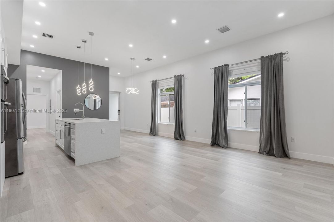 合同活跃: $3,300 (2 贝兹, 2 浴室, 1387 平方英尺)