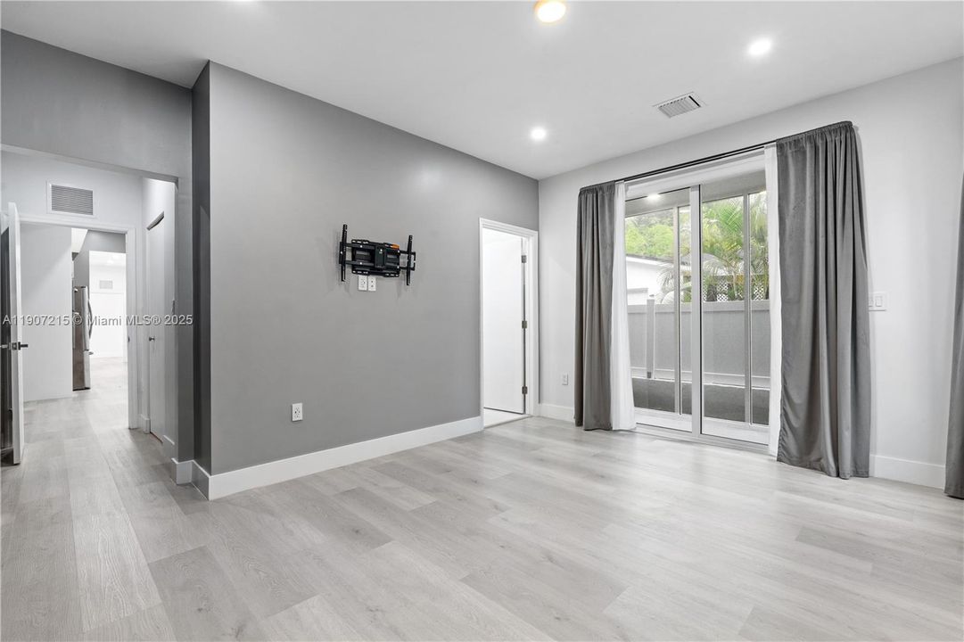 合同活跃: $3,300 (2 贝兹, 2 浴室, 1387 平方英尺)