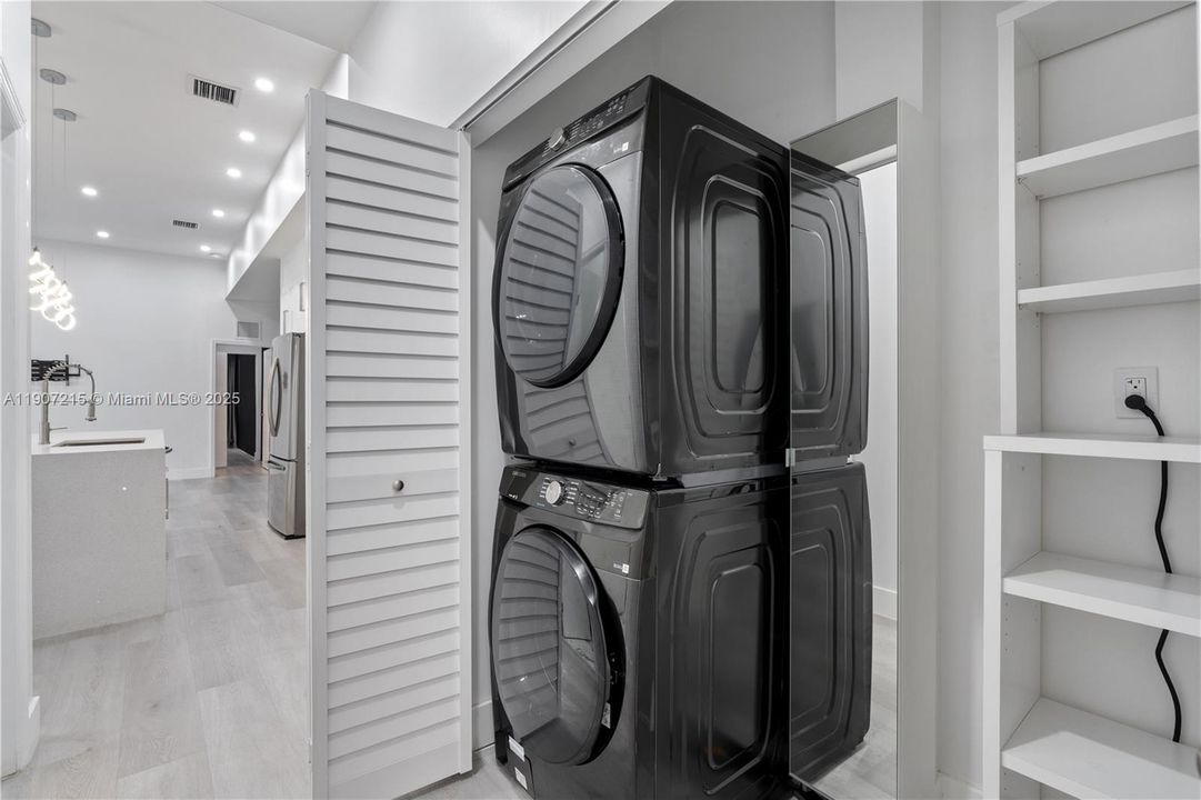 合同活跃: $3,300 (2 贝兹, 2 浴室, 1387 平方英尺)