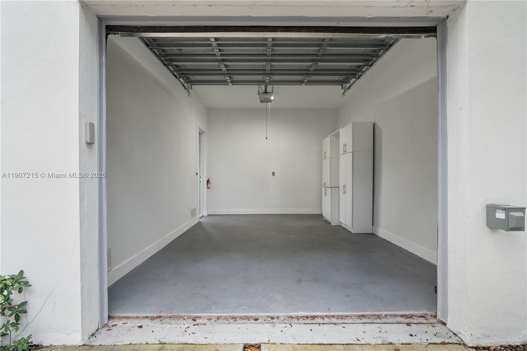 合同活跃: $3,300 (2 贝兹, 2 浴室, 1387 平方英尺)