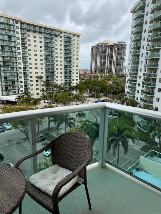 For Sale: $305,000 (1 beds, 1 baths, 1005 Square Feet)