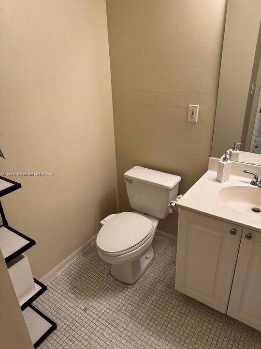 For Sale: $305,000 (1 beds, 1 baths, 1005 Square Feet)