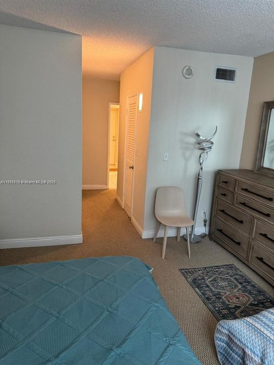 For Sale: $305,000 (1 beds, 1 baths, 1005 Square Feet)