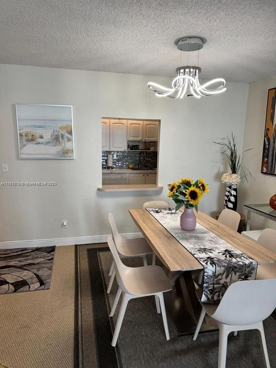 For Sale: $305,000 (1 beds, 1 baths, 1005 Square Feet)