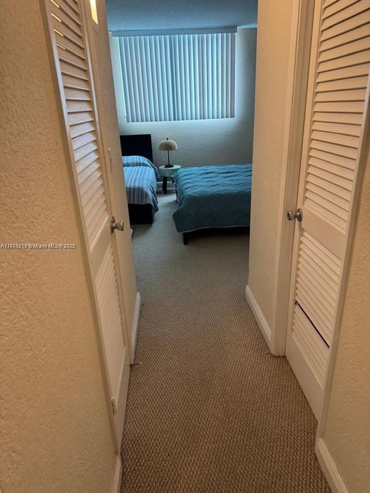 For Sale: $305,000 (1 beds, 1 baths, 1005 Square Feet)