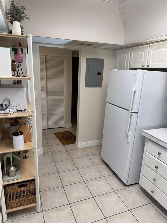 For Sale: $305,000 (1 beds, 1 baths, 1005 Square Feet)