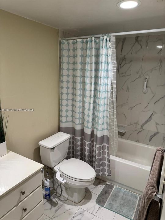 For Sale: $305,000 (1 beds, 1 baths, 1005 Square Feet)