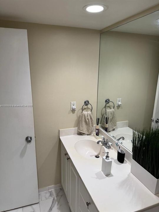 For Sale: $305,000 (1 beds, 1 baths, 1005 Square Feet)