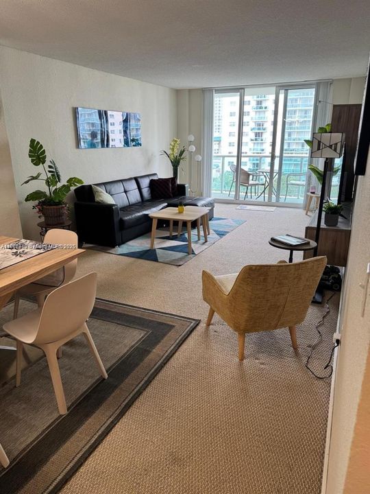 For Sale: $305,000 (1 beds, 1 baths, 1005 Square Feet)