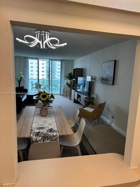 For Sale: $305,000 (1 beds, 1 baths, 1005 Square Feet)