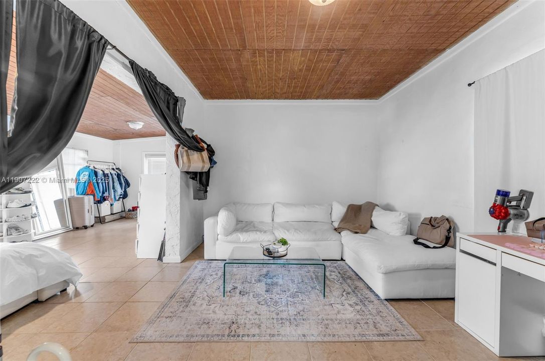 detached studio plus1/1