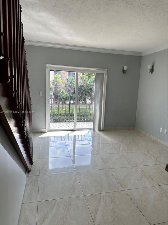 Active With Contract: $2,050 (2 beds, 1 baths, 749 Square Feet)