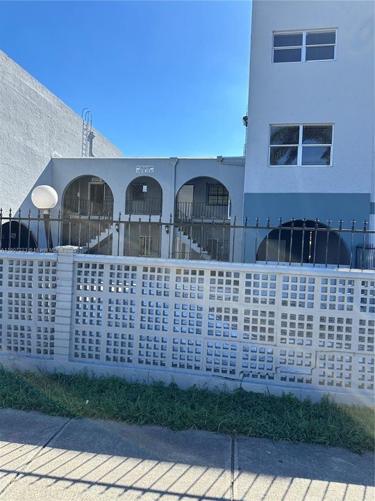 Active With Contract: $2,050 (2 beds, 1 baths, 749 Square Feet)