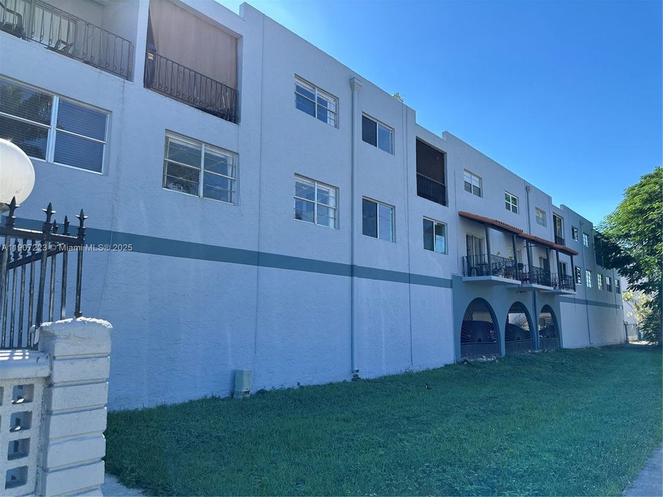 Active With Contract: $2,050 (2 beds, 1 baths, 749 Square Feet)