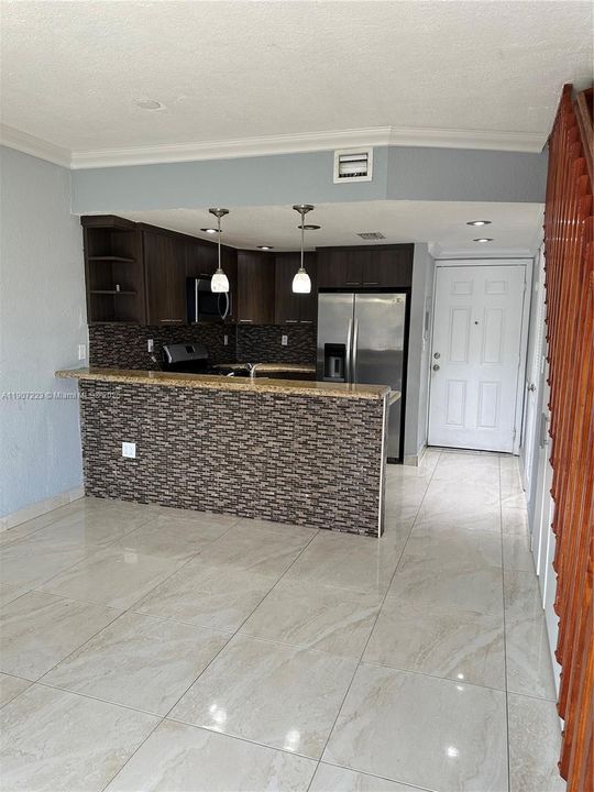 Active With Contract: $2,050 (2 beds, 1 baths, 749 Square Feet)