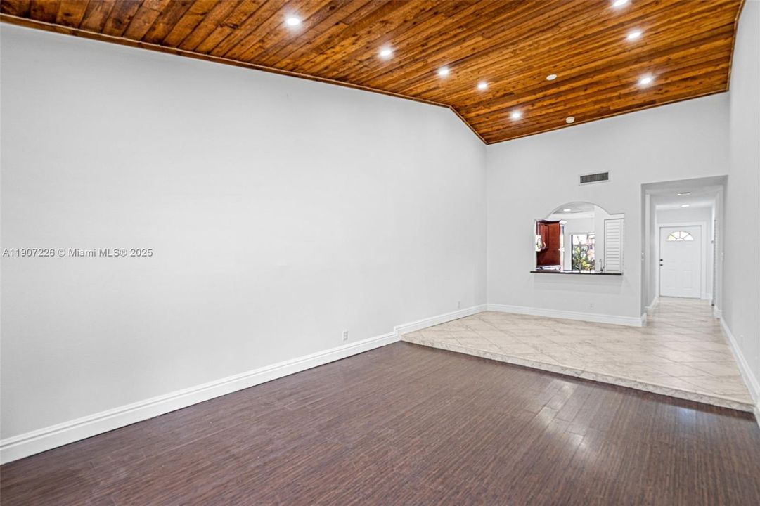 For Sale: $357,000 (2 beds, 2 baths, 1207 Square Feet)