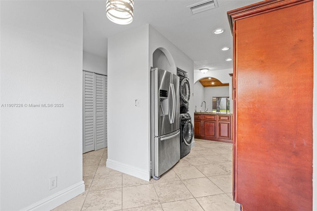 For Sale: $357,000 (2 beds, 2 baths, 1207 Square Feet)