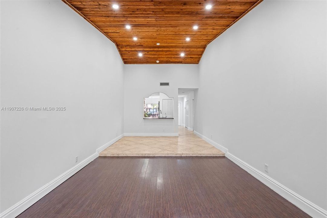 For Sale: $357,000 (2 beds, 2 baths, 1207 Square Feet)