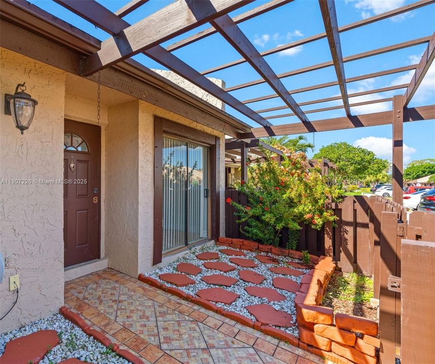 For Sale: $357,000 (2 beds, 2 baths, 1207 Square Feet)