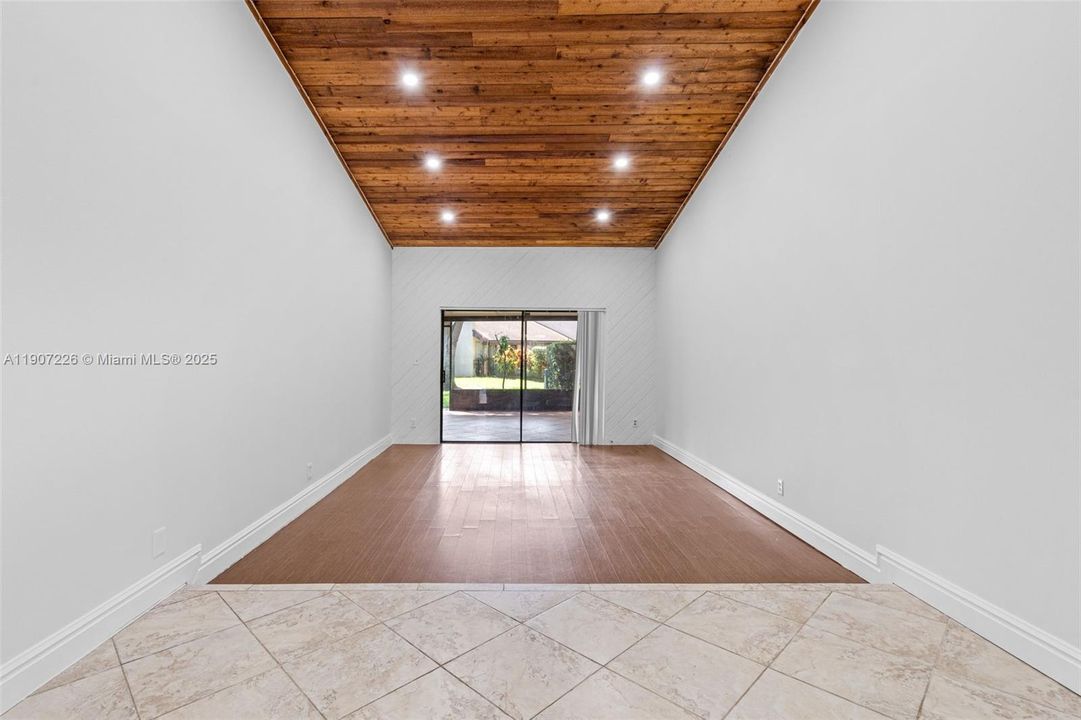 For Sale: $357,000 (2 beds, 2 baths, 1207 Square Feet)