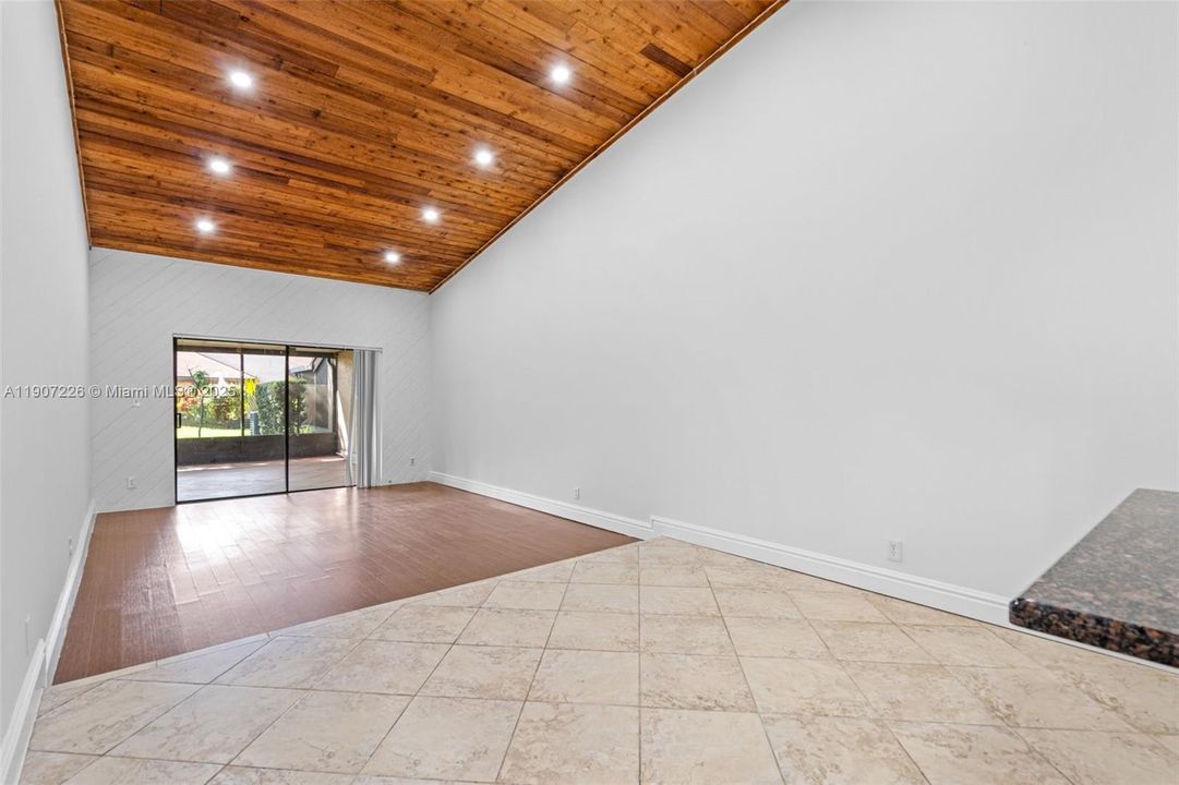 For Sale: $357,000 (2 beds, 2 baths, 1207 Square Feet)