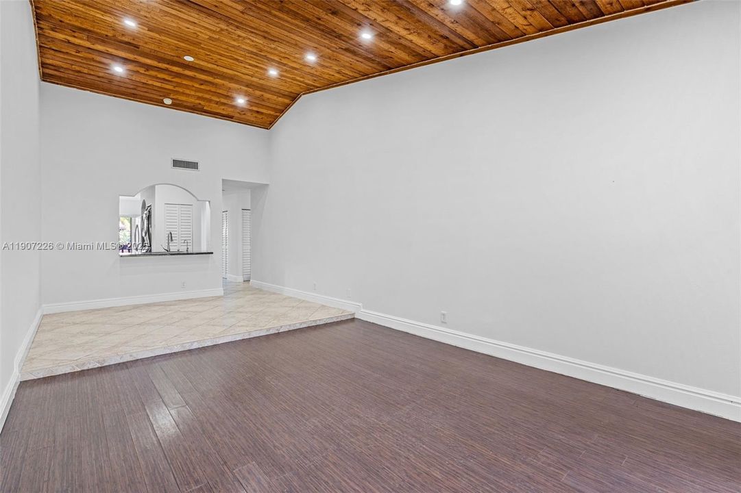 For Sale: $357,000 (2 beds, 2 baths, 1207 Square Feet)